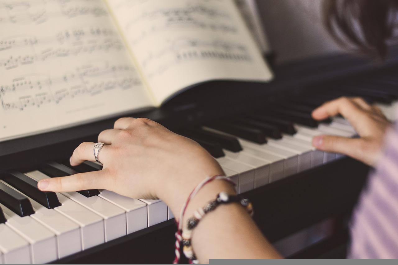 Wie man in seiner Freizeit Klavier spielen lernen kann